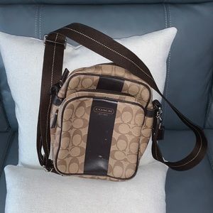 Coach camera bag. Needs to be repaired!